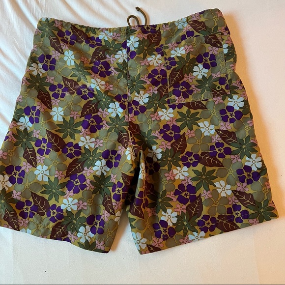 Vintage J Crew Board Shorts in excellent condition. Sized medium. - Picture 2 of 4